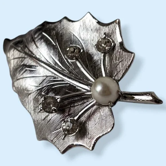 Vintage Rhinestone & Faux Pearl Leaf Brooch - Picture 3 of 6